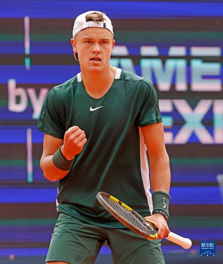 成鲜明对比 成鲜明对比